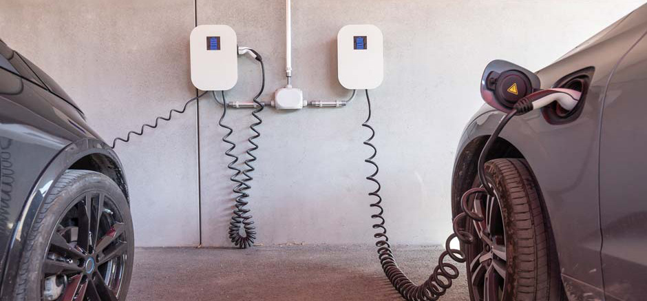 deux voitures électiques recharge