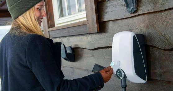 borne de rechatge véhicule electrique EVBox avec une femme blonde